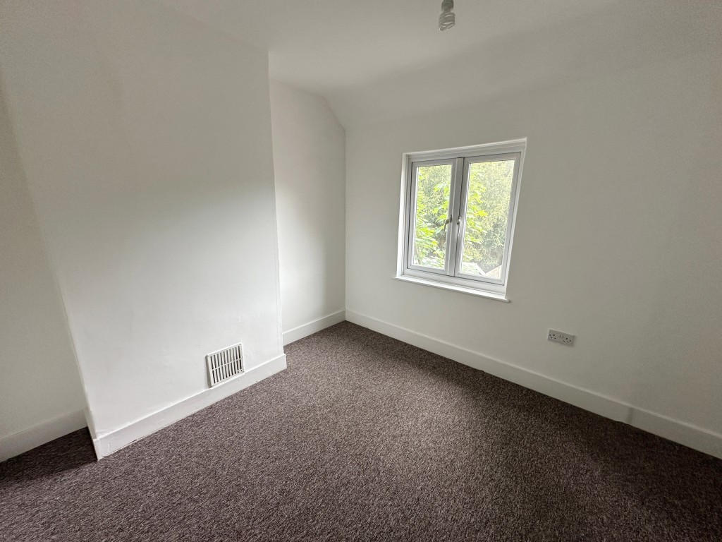 Lot: 147 - TWO-BEDROOM SEMI-DETACHED HOUSE FOR IMPROVEMENT - Second Bedroom